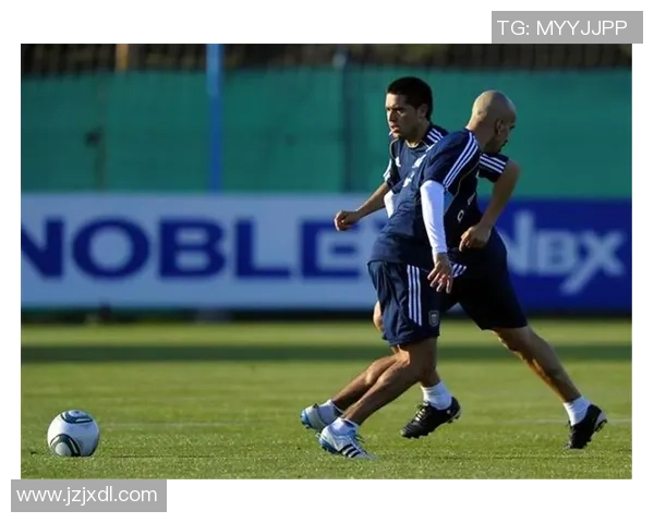 卡卡在线摇人，阿迪旧广告里克尔梅带队约架——足球热潮的另类解读